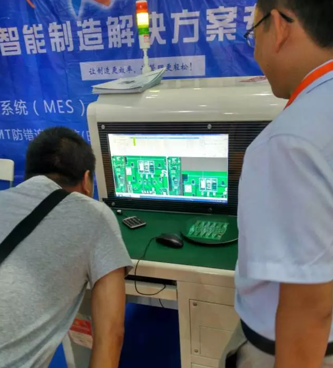 效率科技參加EeIE2017現場照片:客戶測試smt首件檢測儀E60產品 效率科技參加EeIE2017現場照片:客戶測試smt首件檢測儀E60產品