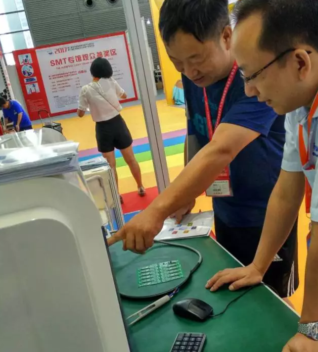 效率科技參加EeIE2017現場照片:向客戶介紹首件檢測儀E680 效率科技參加EeIE2017現場照片:向客戶介紹首件檢測儀E680