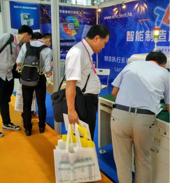 效率科技參加EeIE2017現場照片:客戶正在了解首件檢測儀 效率科技參加EeIE2017現場照片:客戶正在了解首件檢測儀